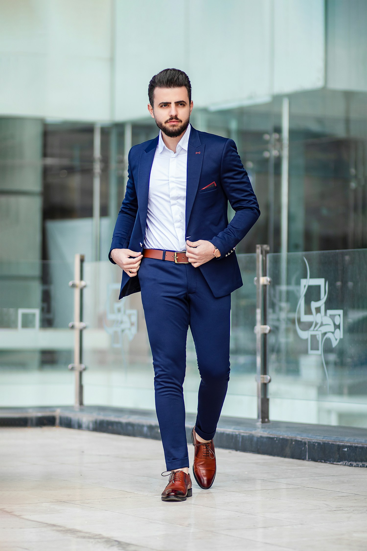 Moda masculina com alfaiataria em tons neutros